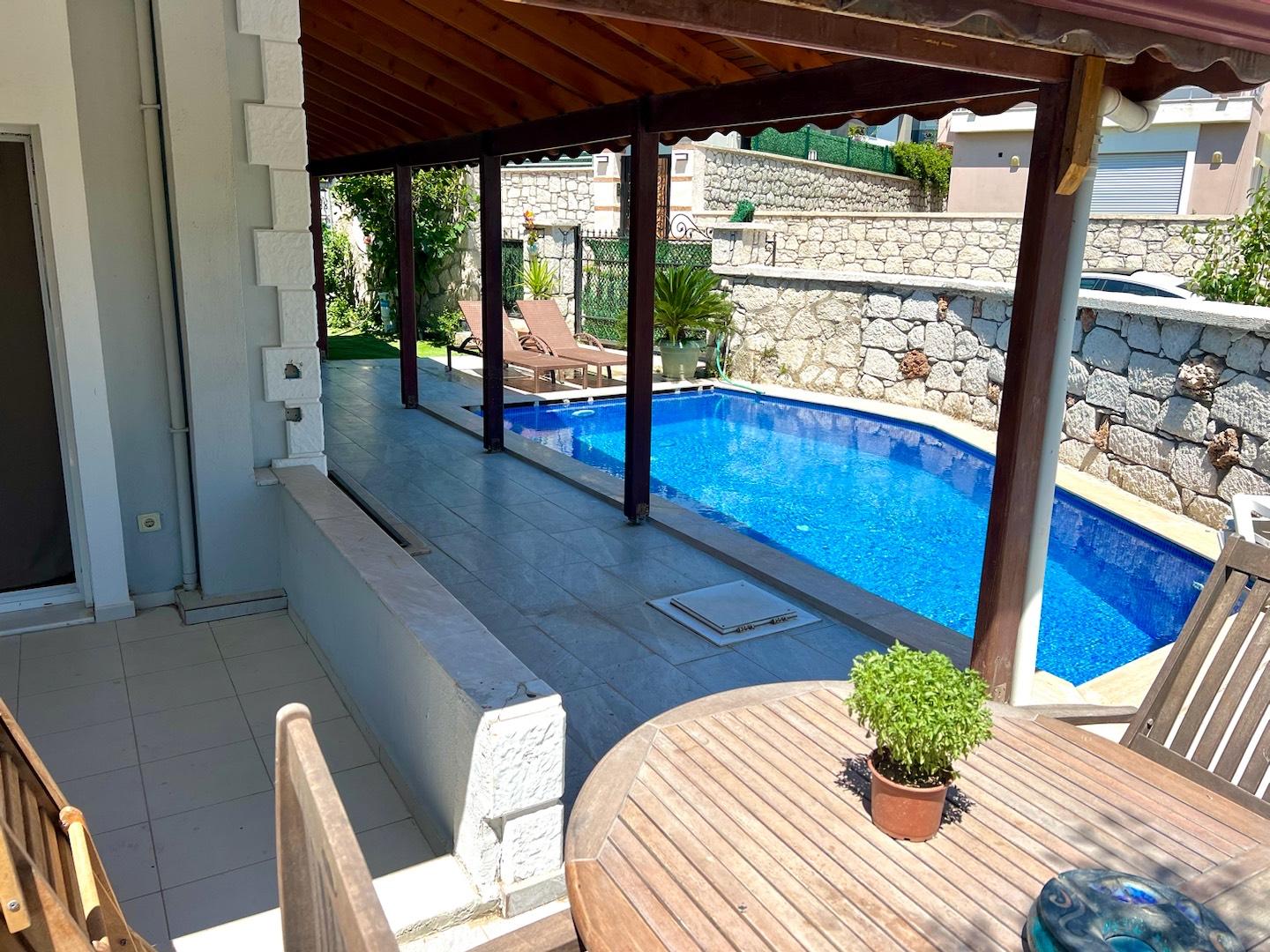 Çeşme Şifne'de Denize Yakın Konumda, Özel Havuzlu, 3+1, Konforlu Villa-36060