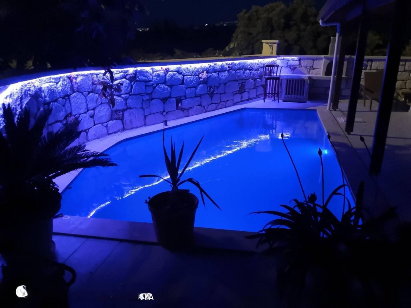 Çeşme Şifne'de Denize Yakın Konumda, Özel Havuzlu, 3+1, Konforlu Villa-36060