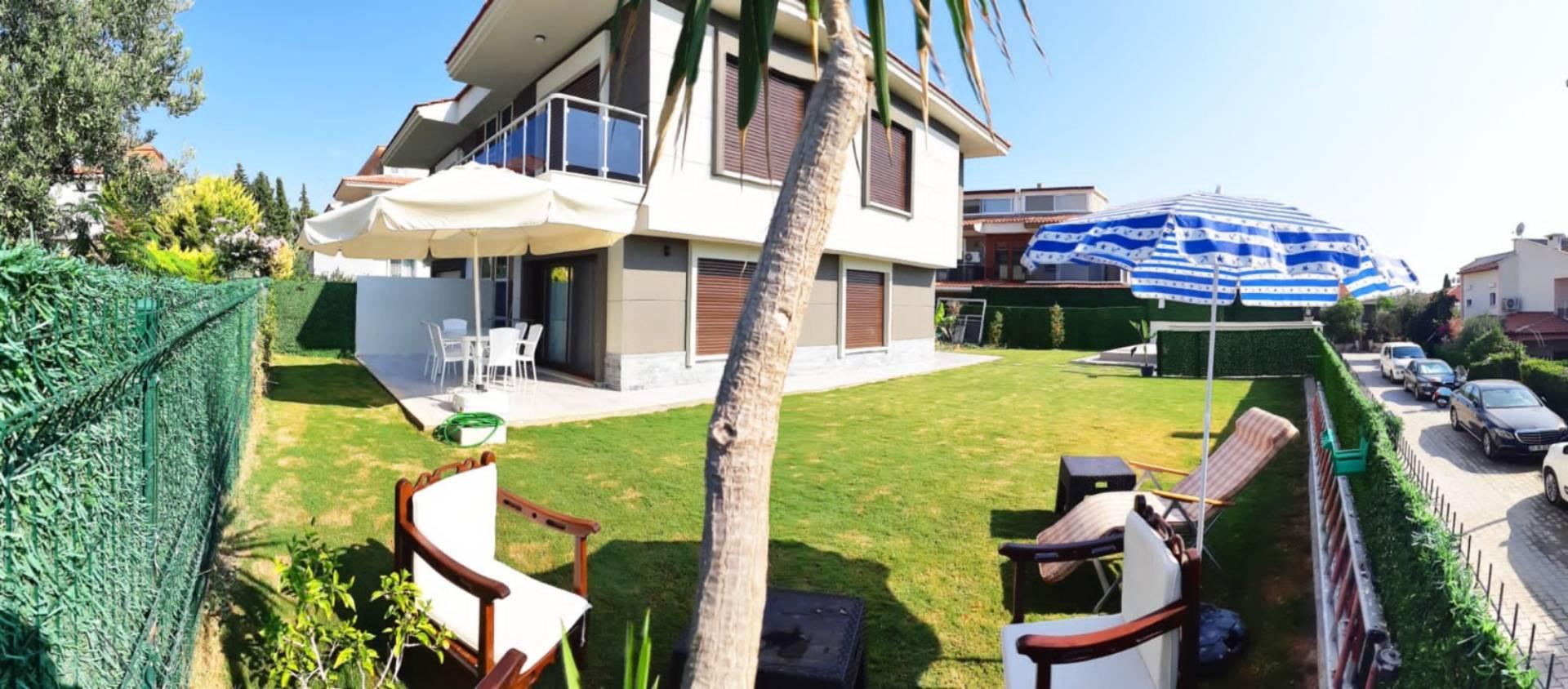 İzmir Çeşme'de Denize Yakın Konumda, Modern Tasarımlı, Kiralık Villa-29613