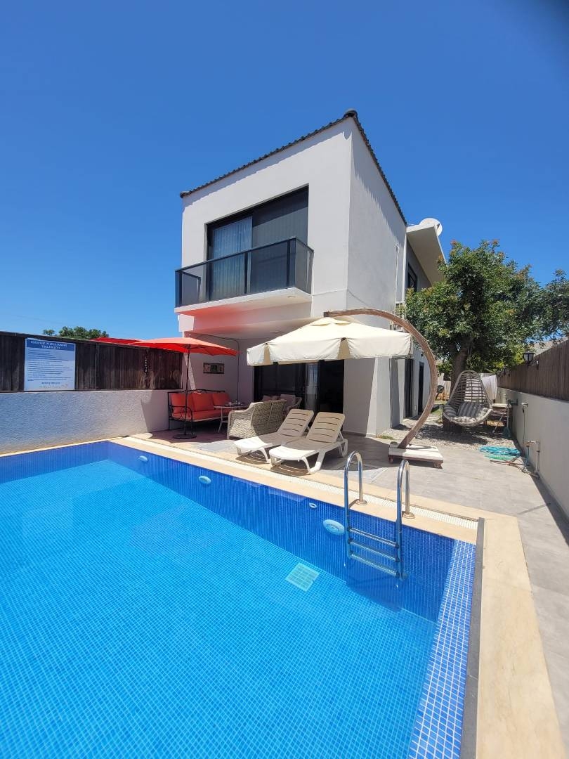 Çeşme Şifne'de Merkezi Konumda, Özel Havuzlu, 6 Kişilik Villa