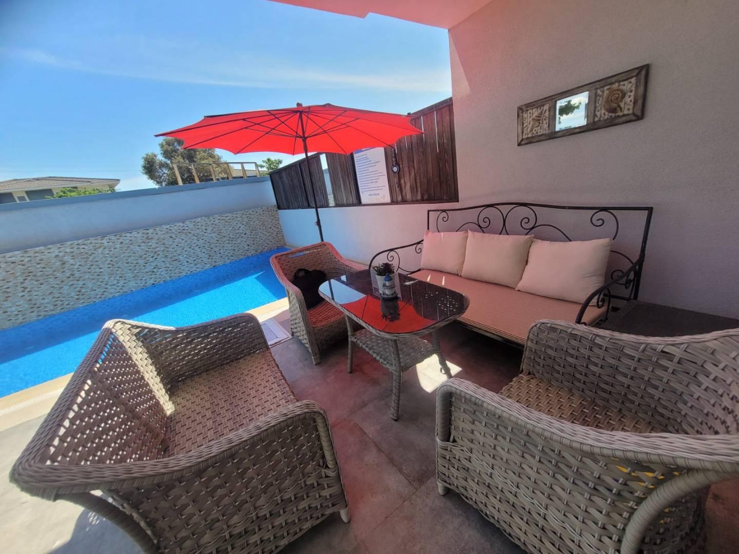 Çeşme Şifne'de Merkezi Konumda, Özel Havuzlu, 6 Kişilik Villa-29844