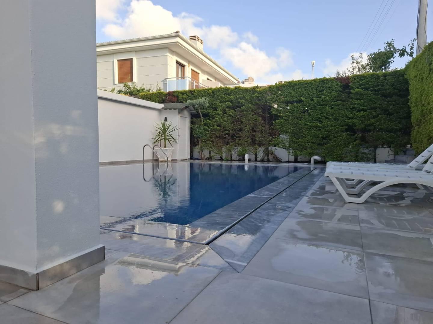 Çeşme Şifne'de Merkezi Konumda, Özel Havuzlu, Kiralık Villa-28592