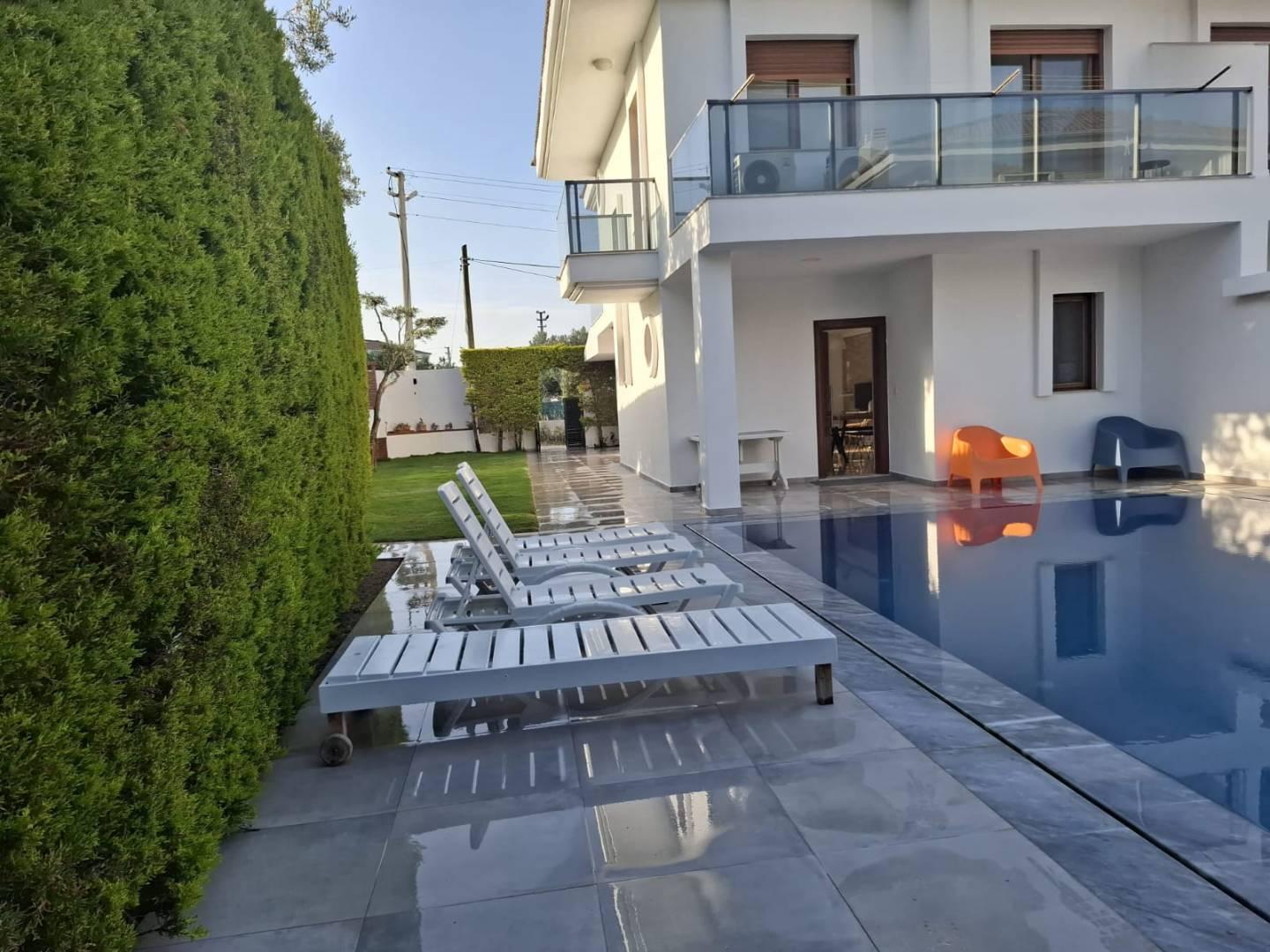 Çeşme Şifne'de Merkezi Konumda, Özel Havuzlu, Kiralık Villa-28592