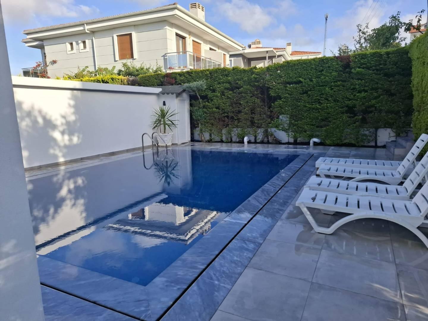 Çeşme Şifne'de Merkezi Konumda, Özel Havuzlu, Kiralık Villa-28592