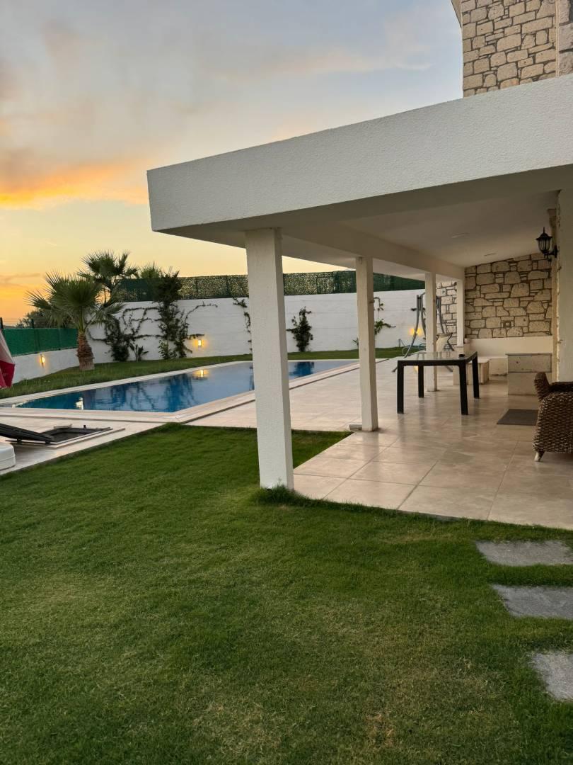 Çeşme'de Deniz Manzaralı, Özel Havuzlu, Muhteşem Tasarımlı Villa-21424