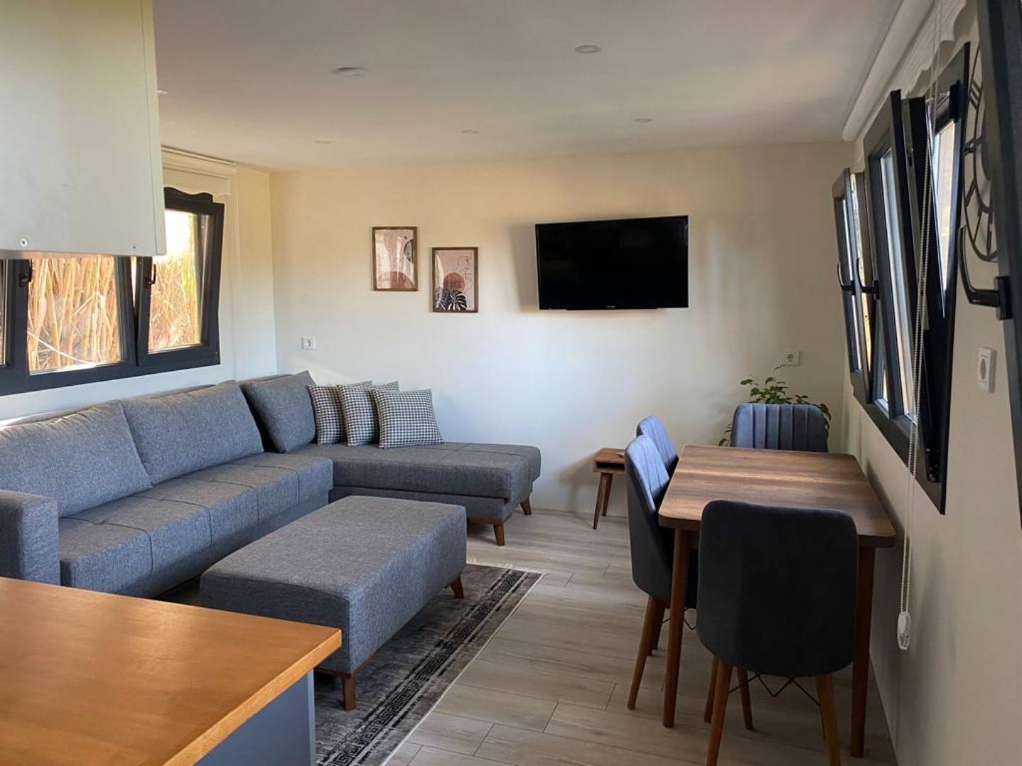 Çeşme Çiftlik'te Elverişli Konumda, Geniş Bahçeli, 1+1 Müstakil Ev