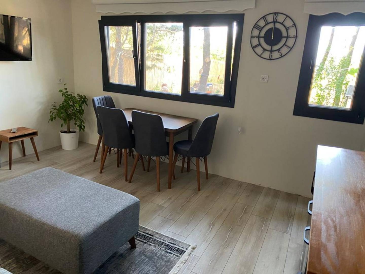 Çeşme Çiftlik'te Elverişli Konumda, Geniş Bahçeli, 1+1 Müstakil Ev