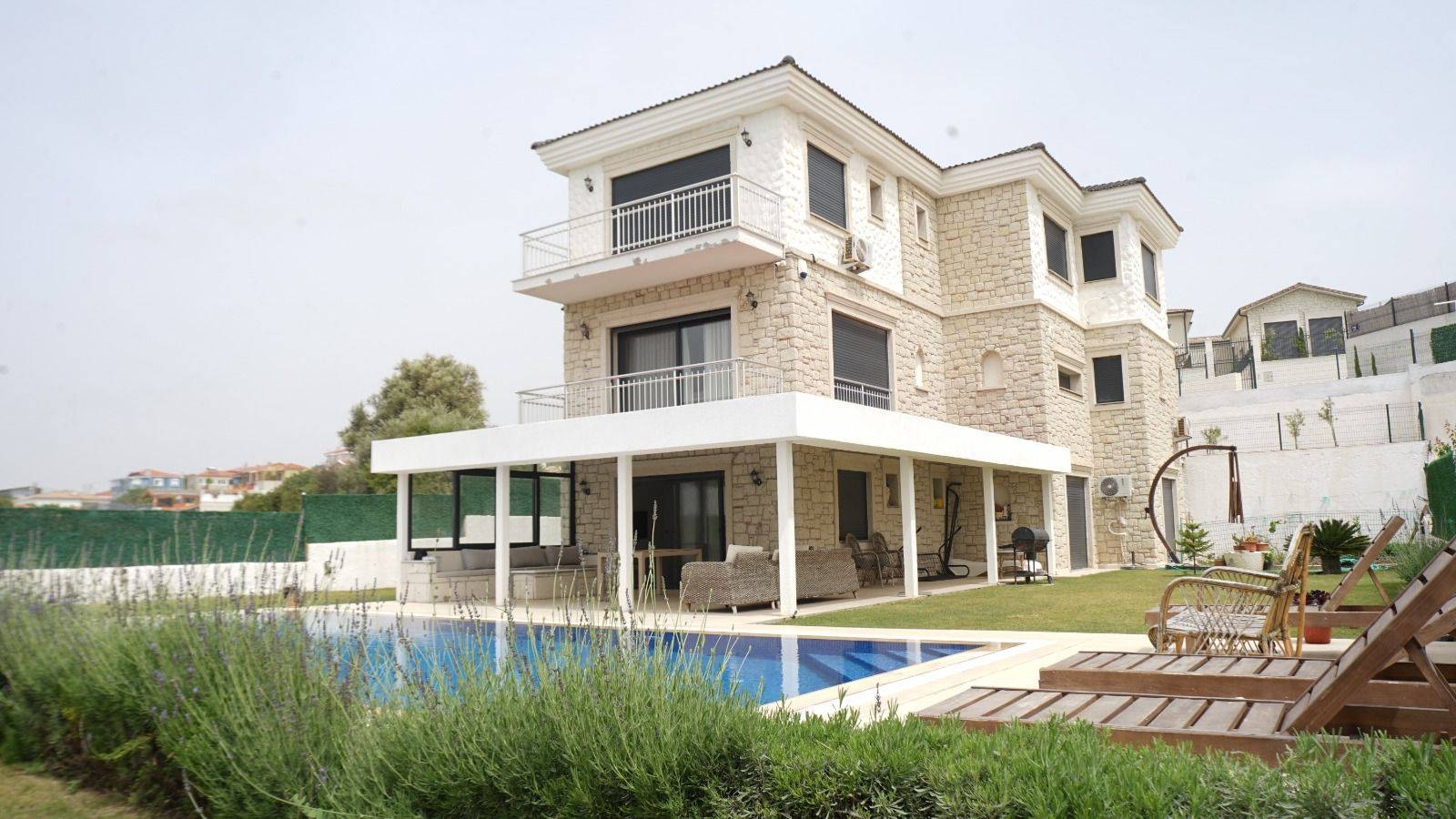 Çeşme'de Görkemli Deniz ve Doğa Manzaralı, Özel Havuzlu, Kiralık Villa