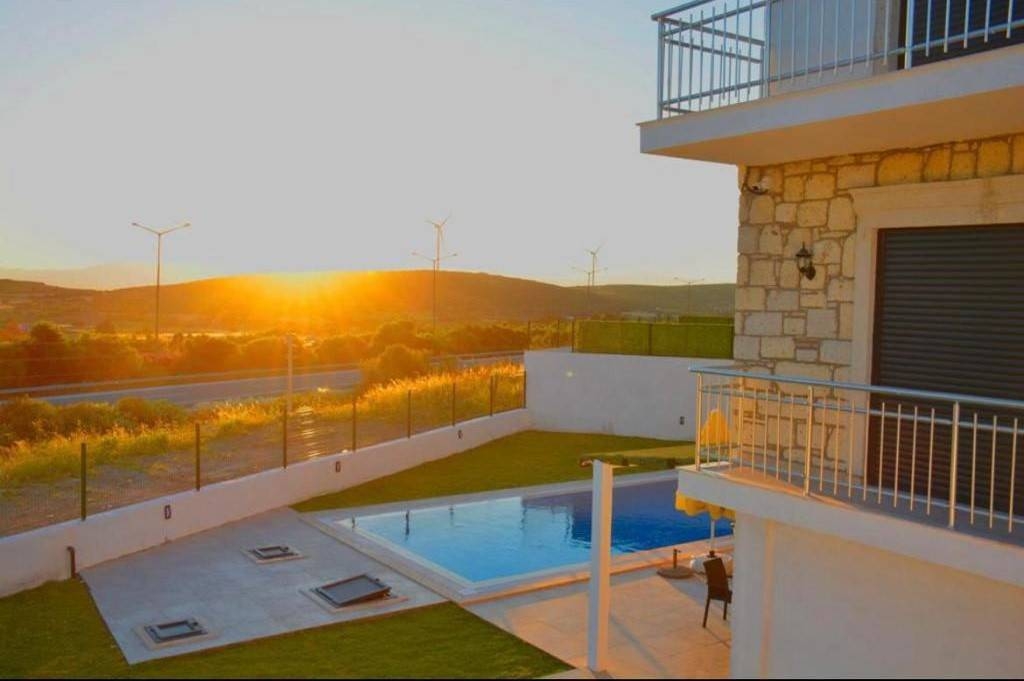 Çeşme'de Deniz Manzaralı, Özel Havuzlu, Muhteşem Tasarımlı Villa