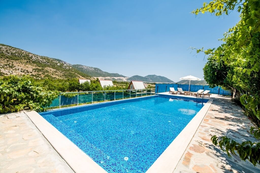 Kaş Bezirgan'da Doğa ile Baş Başa, Bahçe ve Köy Manzaralı, Şık Villa