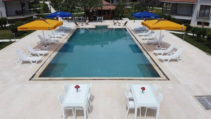 Muğla Köyceğiz'de Tesis İçerisinde, 10 Kişi Kapasiteli, Kiralık Villa