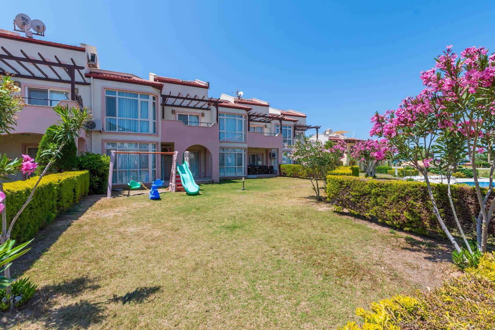 Didim Akbük'te Denize Sıfır, Tesis İçinde, 4 Yatak Odalı, Bahçeli Ev-21782