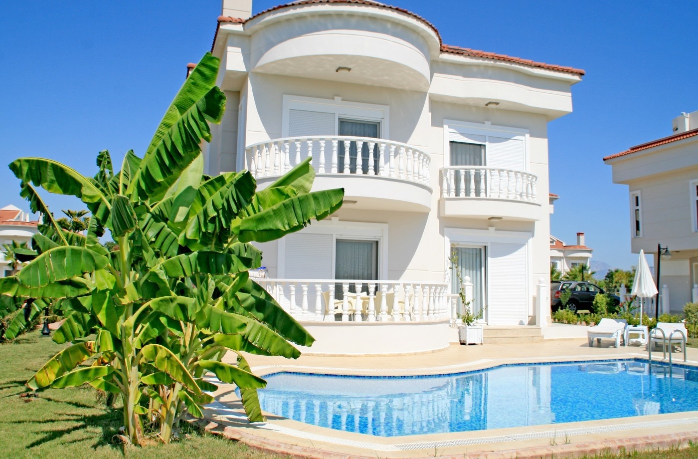 Antalya Serik'te Site İçerisinde, Özel Havuzlu, Geniş Bahçeli Villa