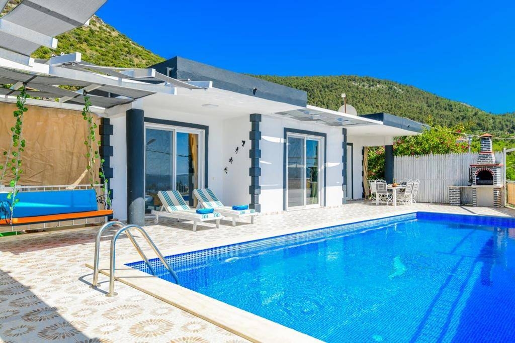 Kaş Üzümlü'de Eşsiz Doğada, Özel Havuzlu, Şık Villa