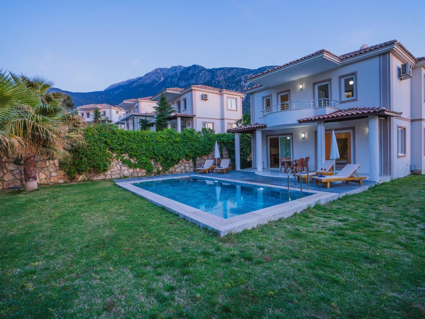 Fethiye Ovacık'ta Merkezi Konumda, Özel Havuzlu, Bahçeli Lüks Villa-31214