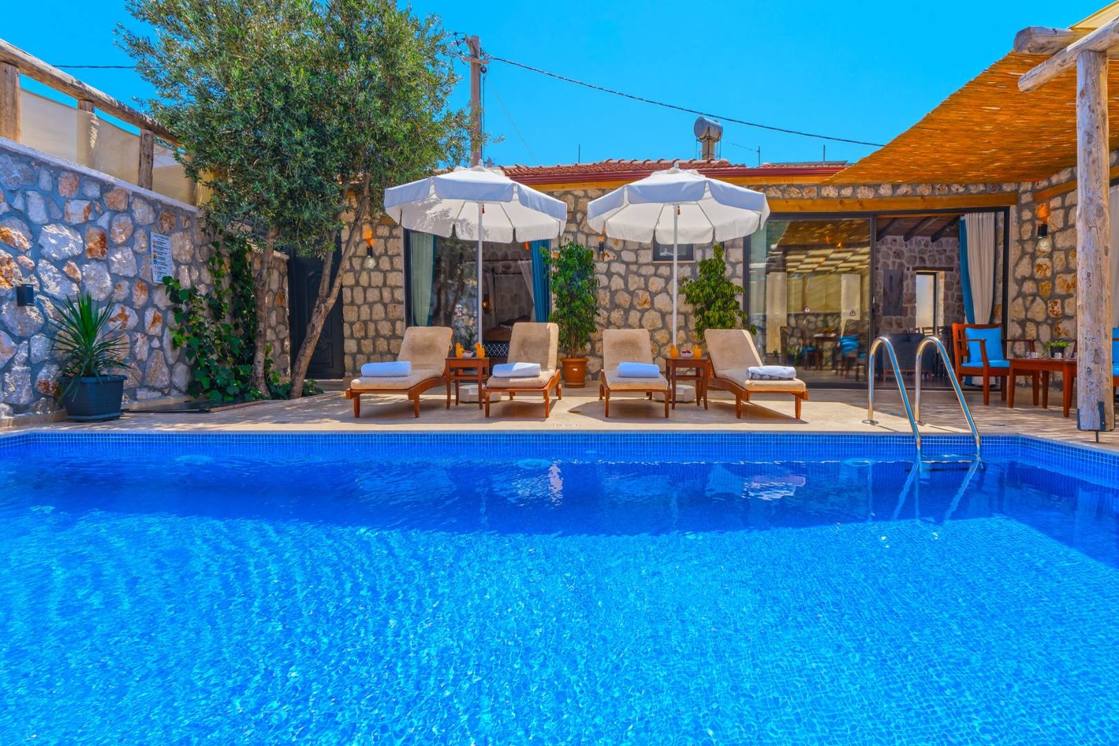 Kaş Bezirgan'da Taş Mimarili, Özel Havuzlu, Konforlu Villa