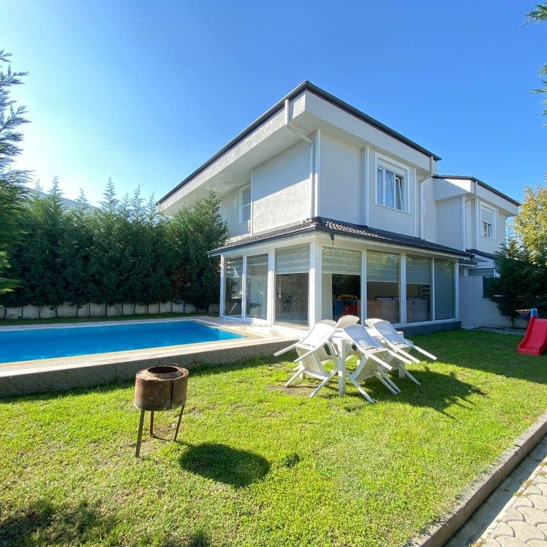 Sapanca Kırkpınar'da Geniş Bahçeli, Özel Havuzlu, 4+1 Kiralık Villa