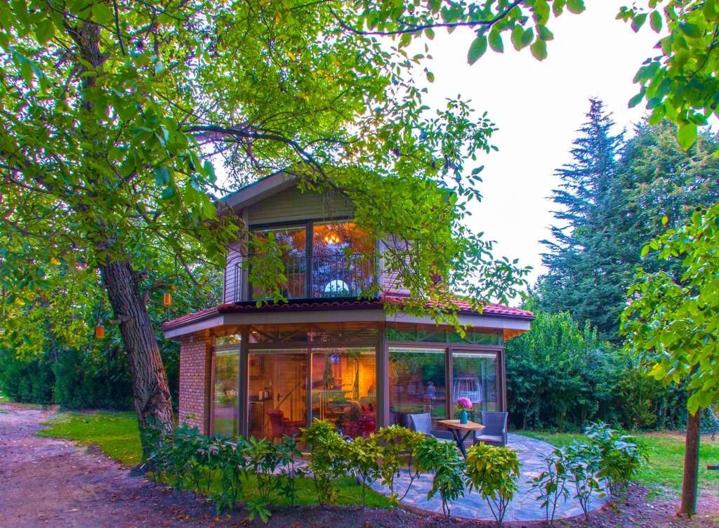 Sapanca'da Romantik Tasarıma Sahip, Geniş Bahçeli, Şömineli, Şık Villa