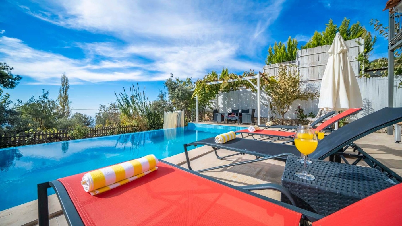 Kaş İslamlar'da Geniş Bahçeli, Özel Havuzlu, Kiralık Villa