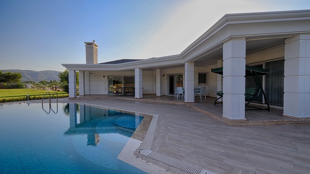 Muğla Köyceğiz'de Geniş Bahçeli, Özel Havuzlu, Modern Villa