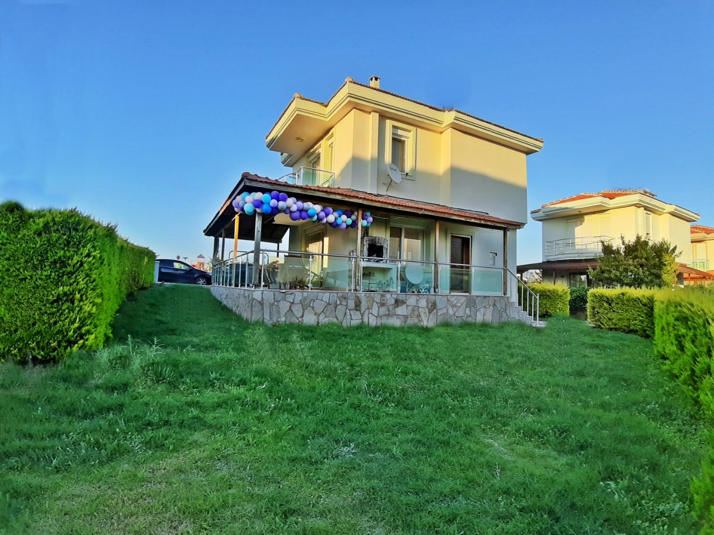 İzmir Çeşme'de Geniş Ailelere Uygun, Ortak Havuzlu, Modern Villa