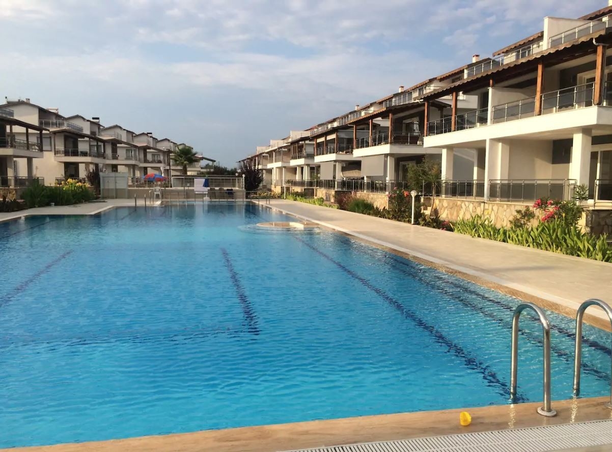 Güzelçamlı'da Konforlu Dizayn Edilmiş, Ortak Havuzlu, Tripleks Villa