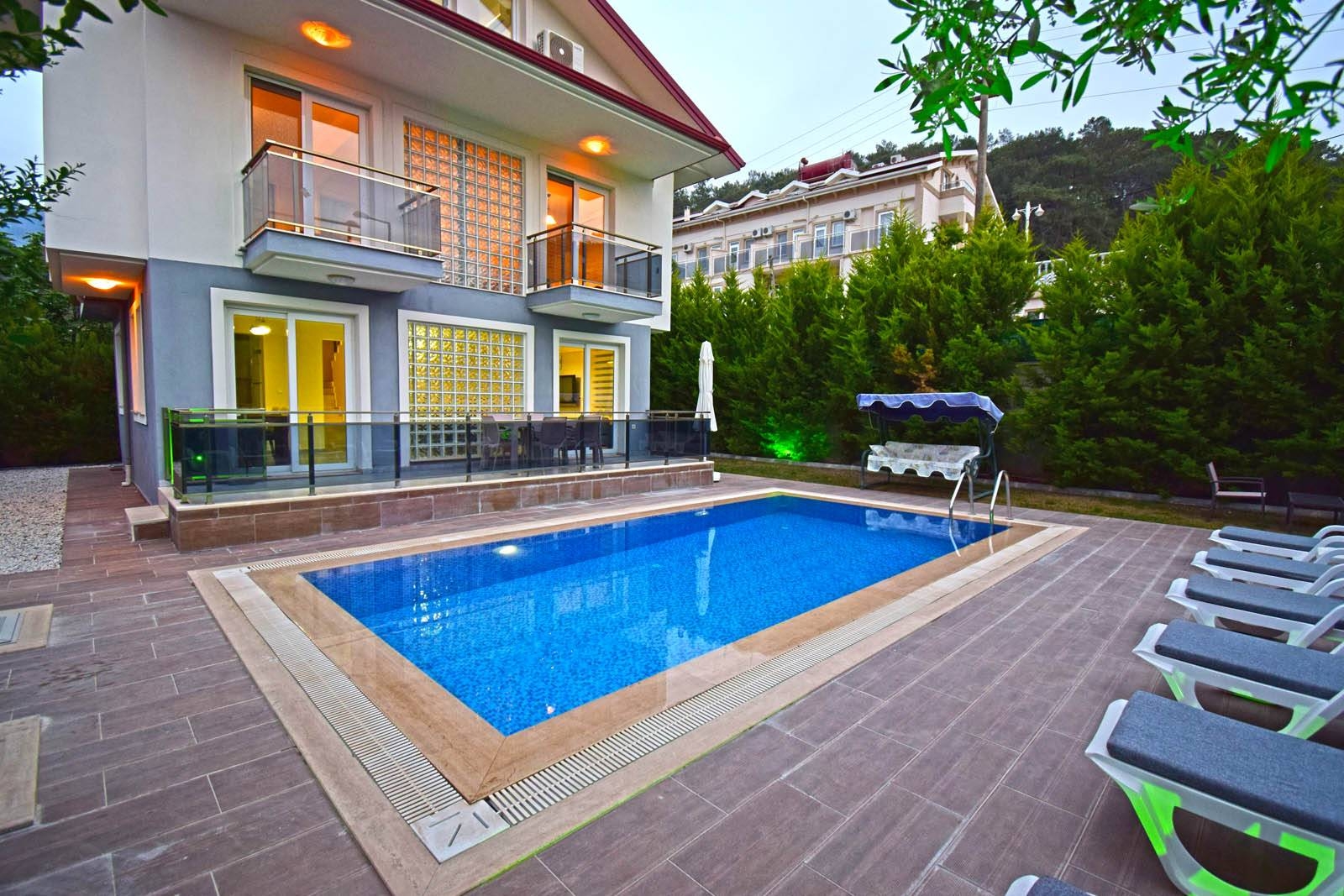 Fethiye Ölüdeniz'de Yemyeşil Bahçeli, Elverişli Konumda, Yazlık Villa