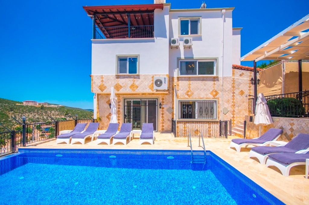 Kalkan Akbel'de Deniz Manzaralı, Özel Havuzlu, Korunaklı Villa