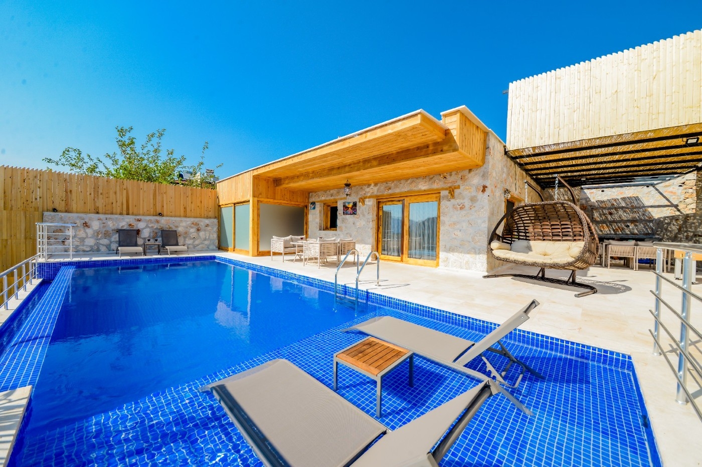 Kaş Bezirgan'da Çocuk Oyun Alanlı, Özel Havuzlu, Bahçeli Villa