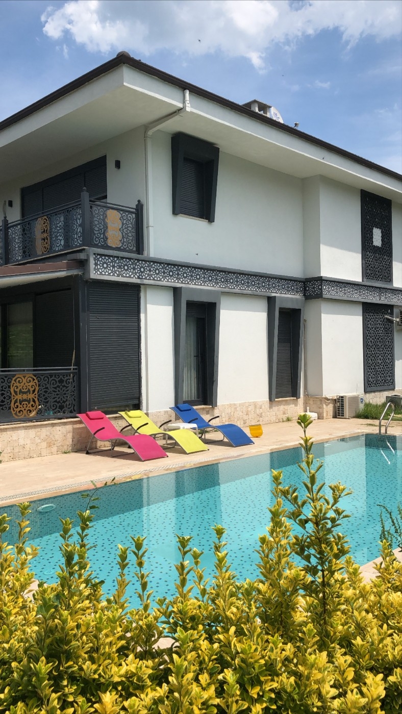 Sapanca Kırkpınar'da Eşsiz Lokasyonda, Özel Havuzlu, Bahçeli Villa