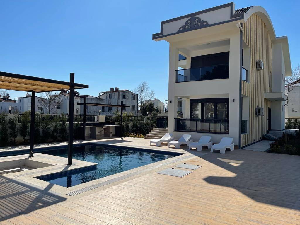 Serik Kadriye'de Şık Tasarıma Sahip, Özel Havuzlu, 5+1, Lüks Villa