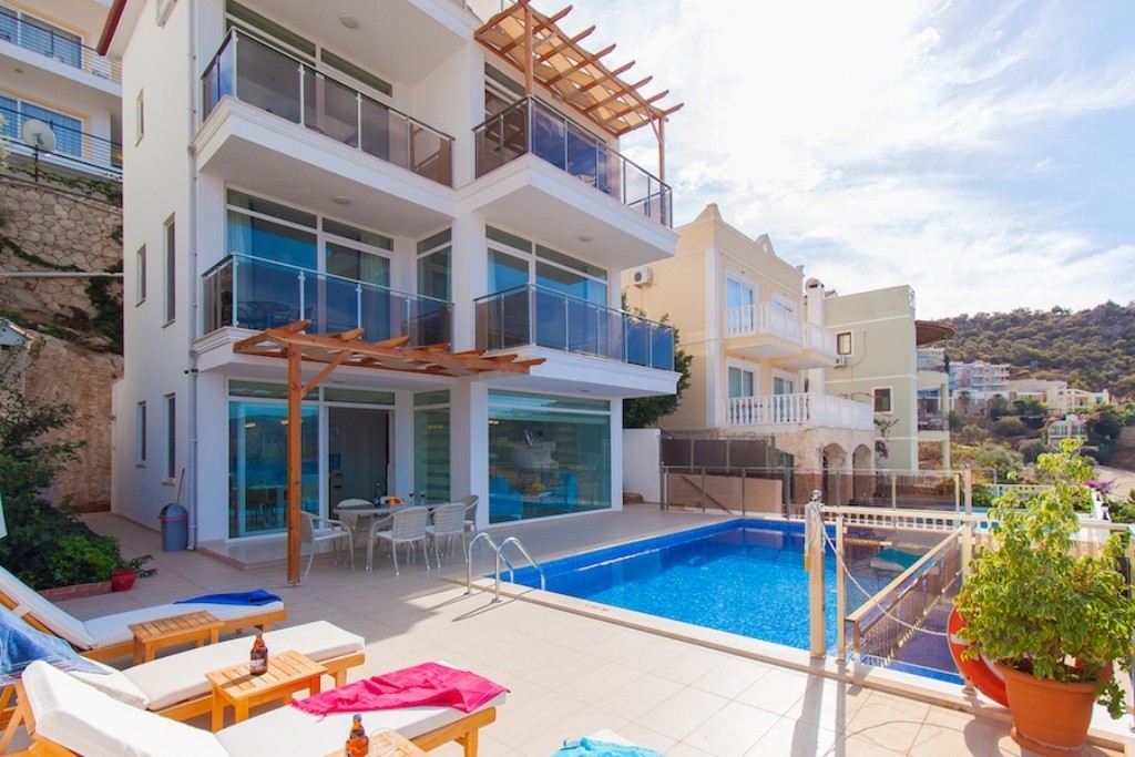 Kaş Kalkan'da Göz Alıcı Deniz Manzaralı, Özel Havuzlu, Şık Villa