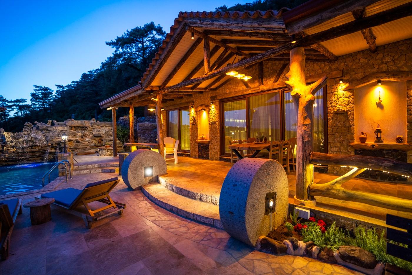 Muğla Menteşe'de Muhteşem Tasarıma Sahip, Özel Havuzlu, Şık Villa-21817