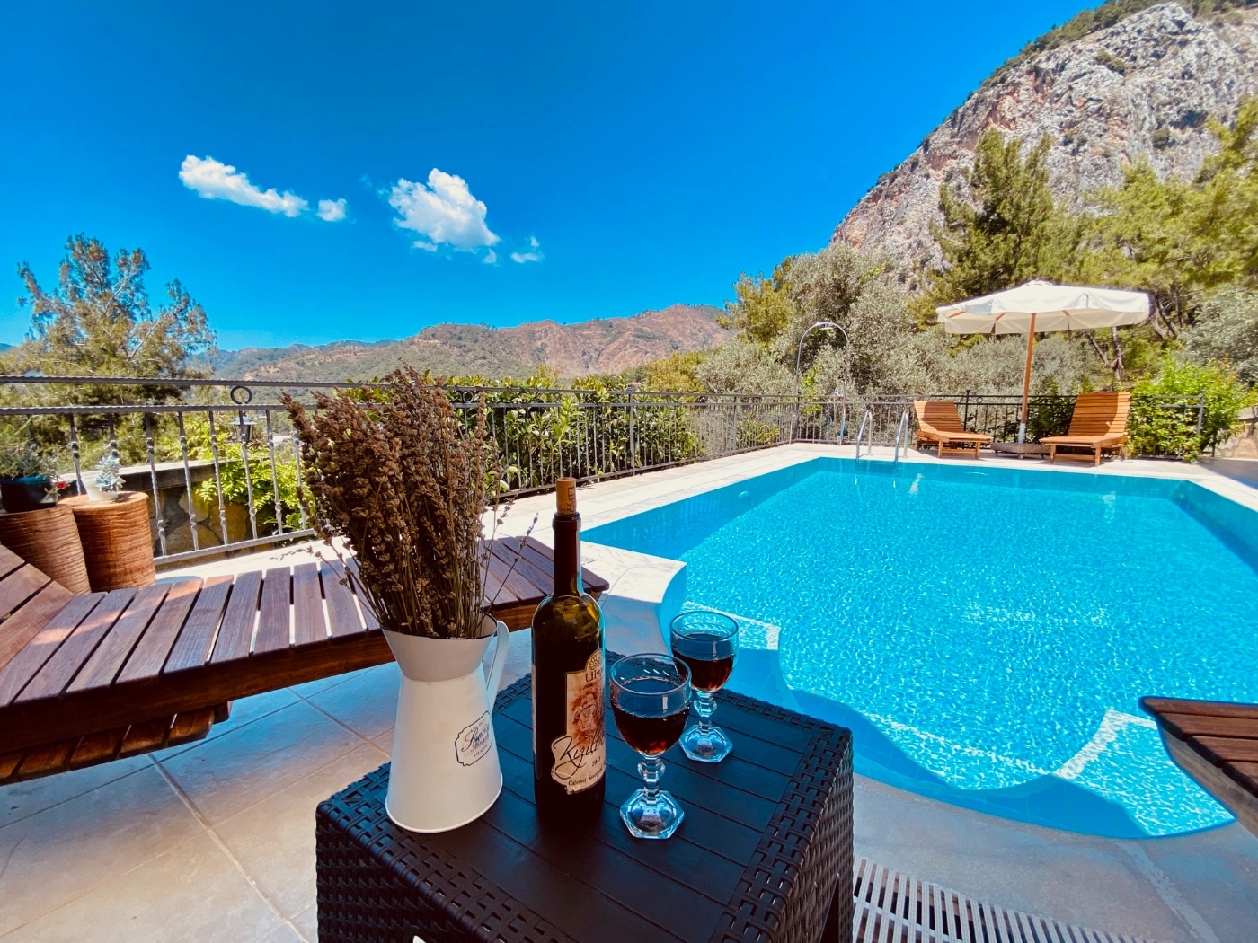 Fethiye Göcek'te Deniz Manzaralı, Özel Havuzlu, Konforlu Villa