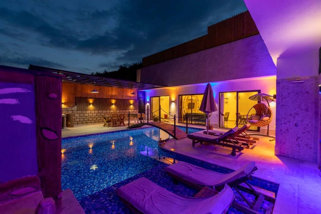 Kaş İslamlar'da Modern Tasarımlı, Kapalı ve Özel Havuzlu, Lüks Villa