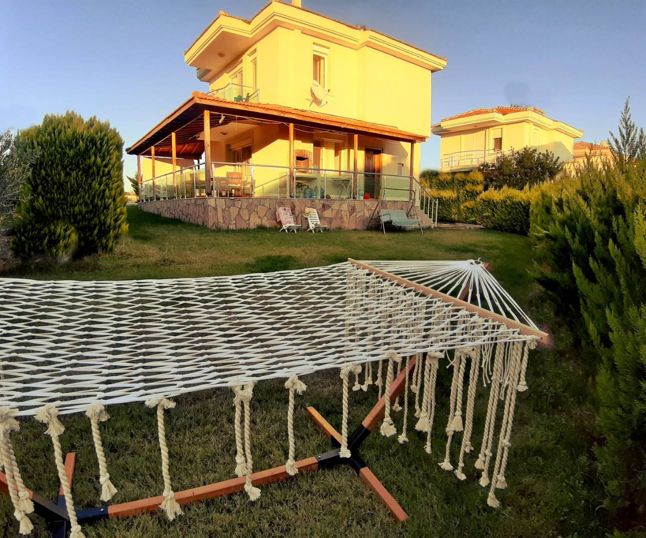 İzmir Çeşme'de Geniş Ailelere Uygun, Ortak Havuzlu, Modern Villa