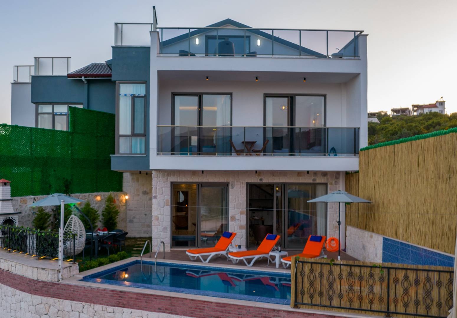 Demre Karabucak'ta Doğa Manzaralı, Kapalı Havuzlu, Ferah Villa