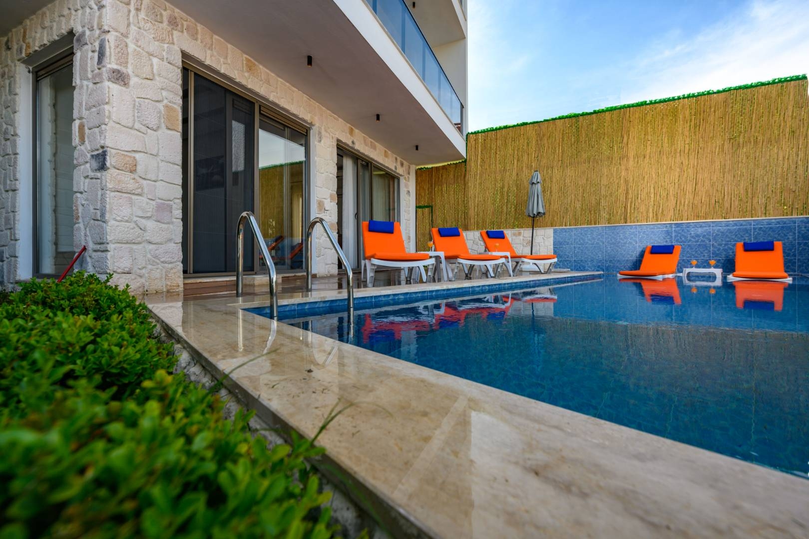 Demre Karabucak'ta Doğa Manzaralı, Kapalı Havuzlu, Ferah Villa