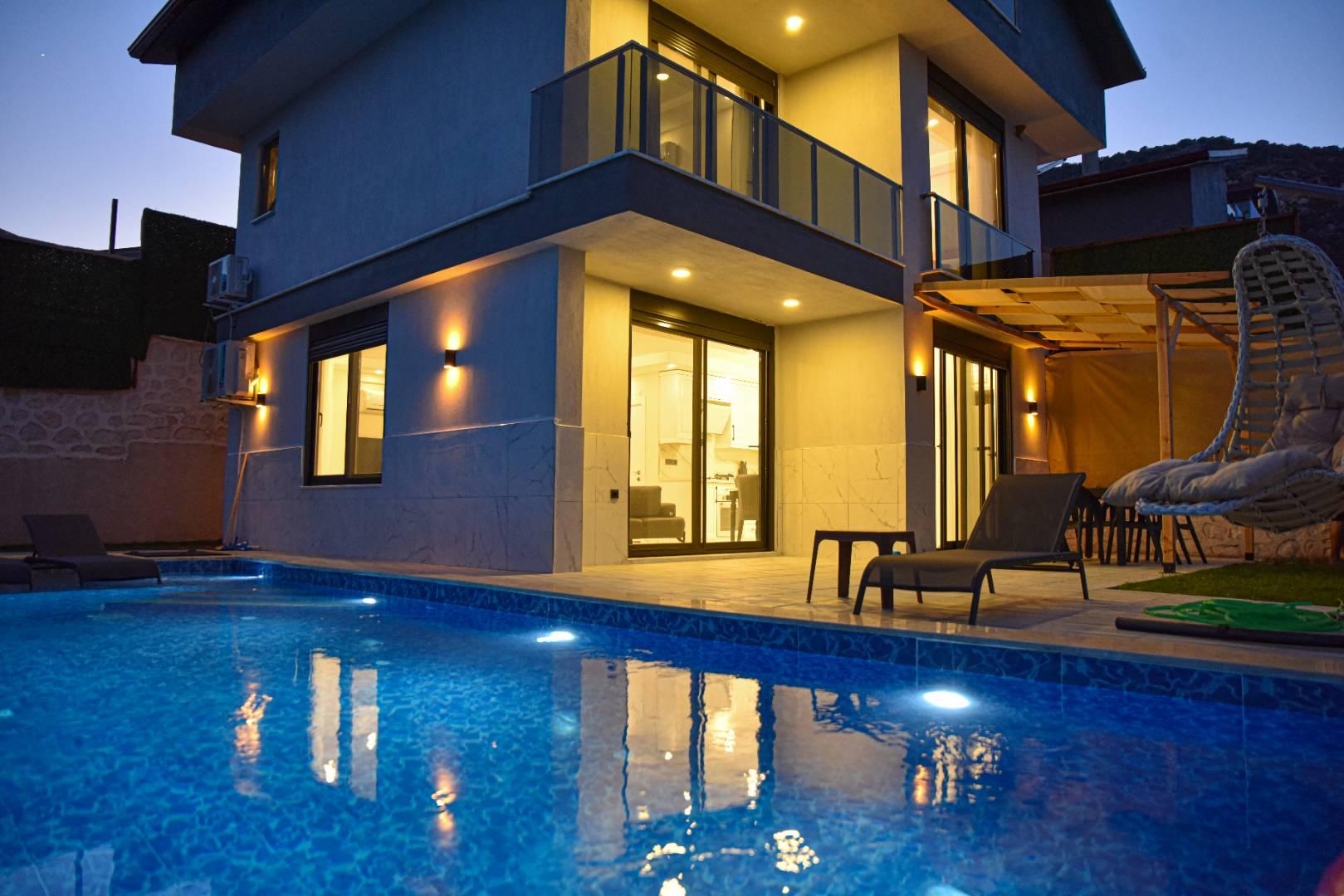 Demre Karabucak'ta Merkeze Yakın Konumda, Özel Havuzlu, Şık Villa-35457