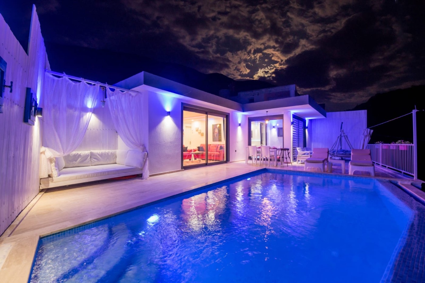Kaş Bezirgan'da Muhteşem Deniz Manzaralı, Özel Havuzlu, Şık Villa