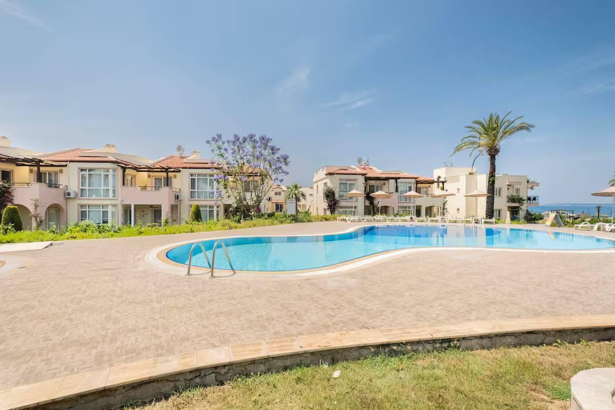 Didim Akbük'te Denize Sıfır Konumda, Ortak Havuzlu, Konforlu Daire-42509