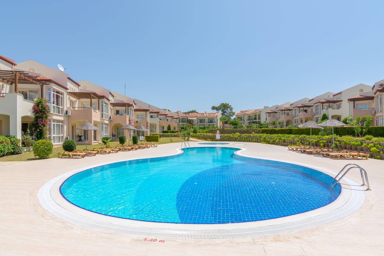 Didim Akbük'te Denize Sıfır Konumda, Konforlu, Bahçeli Yazlık