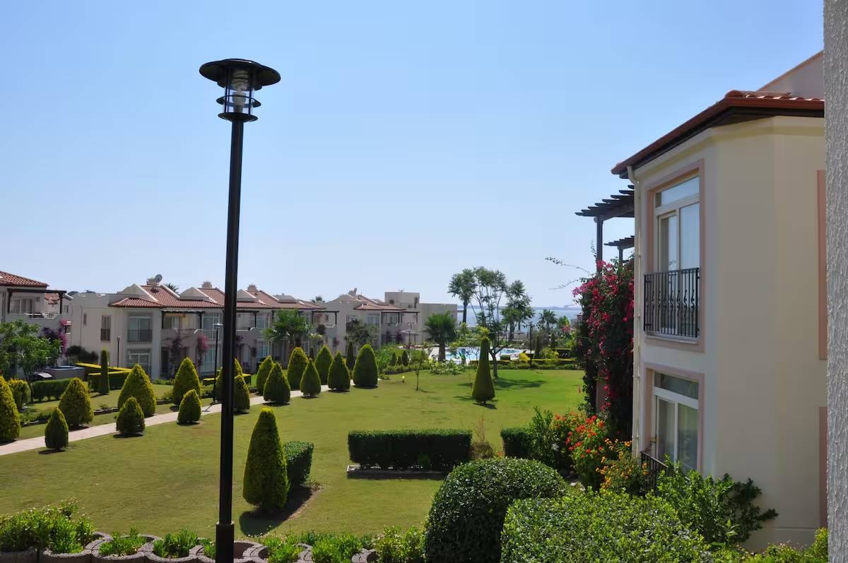 Didim Akbük'te Denize Sıfır, Konforlu, Ortak Havuzlu, Bahçeli Yazlık