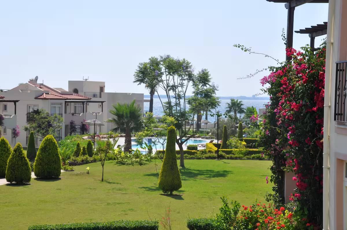 Didim Akbük'te Denize Sıfır, Konforlu, Ortak Havuzlu, Bahçeli Yazlık-42437