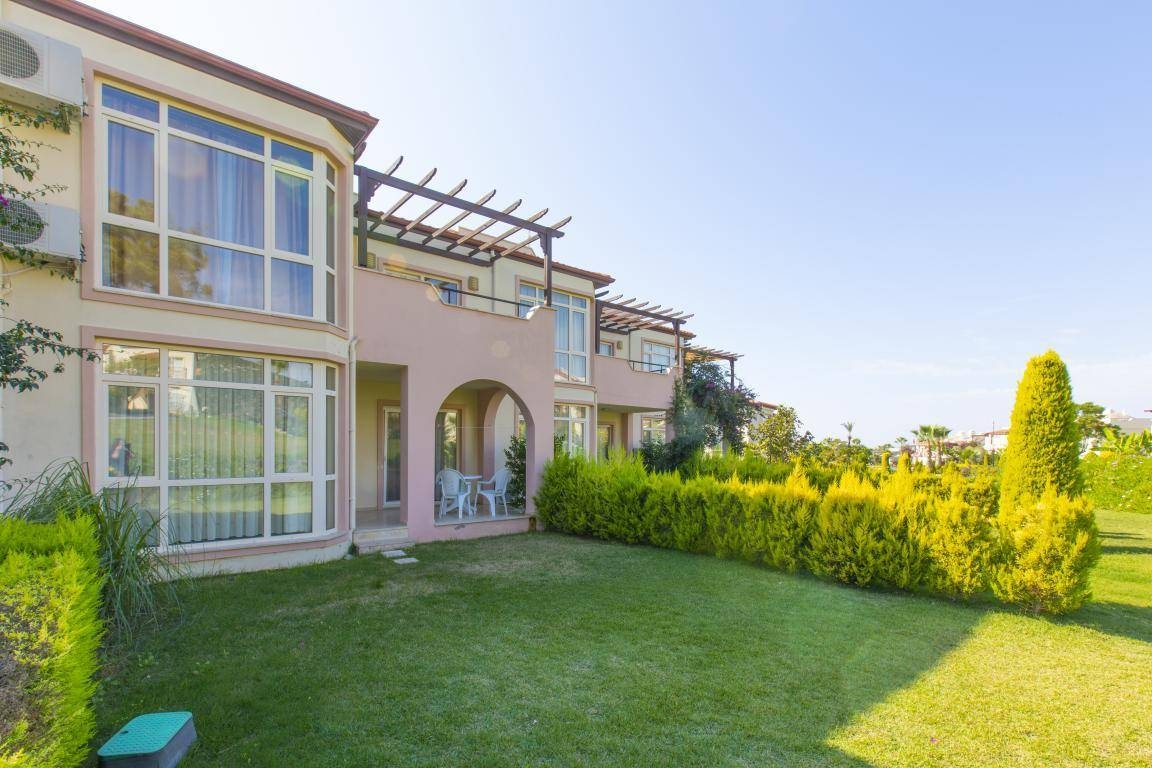 Didim Akbük'te Denize Sıfır Konumda, Ortak Havuzlu, Bahçeli Daire