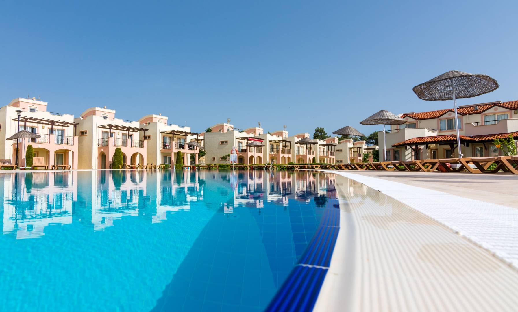 Didim Akbük'te Denize Sıfır, Ortak Havuzlu, Modern Tasarımlı Villa