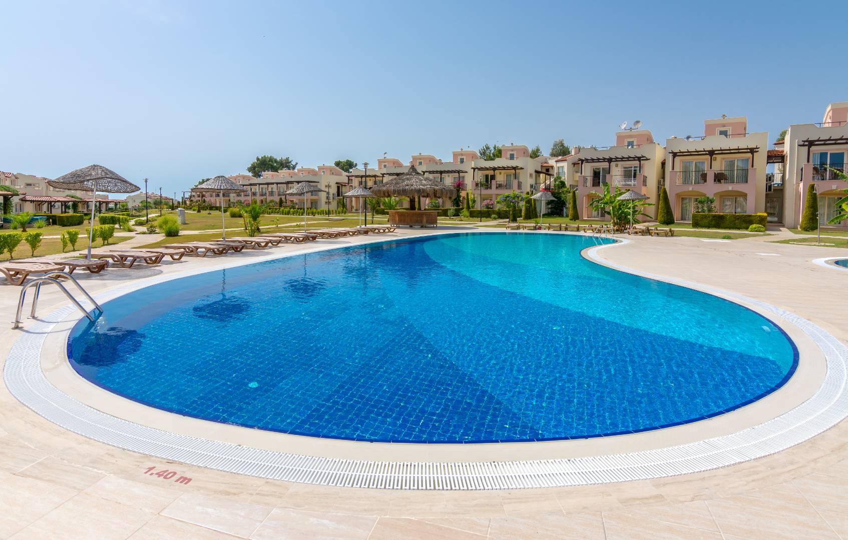 Didim Akbük'te Denize Sıfır, Ortak Havuzlu, Modern Tasarımlı Villa-38882