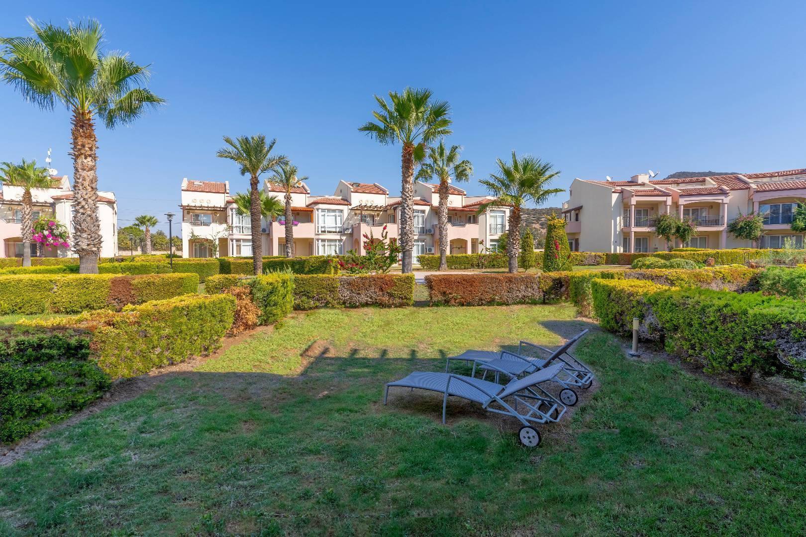 Didim Akbük'te Plajlı Tesis İçerisinde, Ortak Havuzlu, Bahçeli Daire-43121