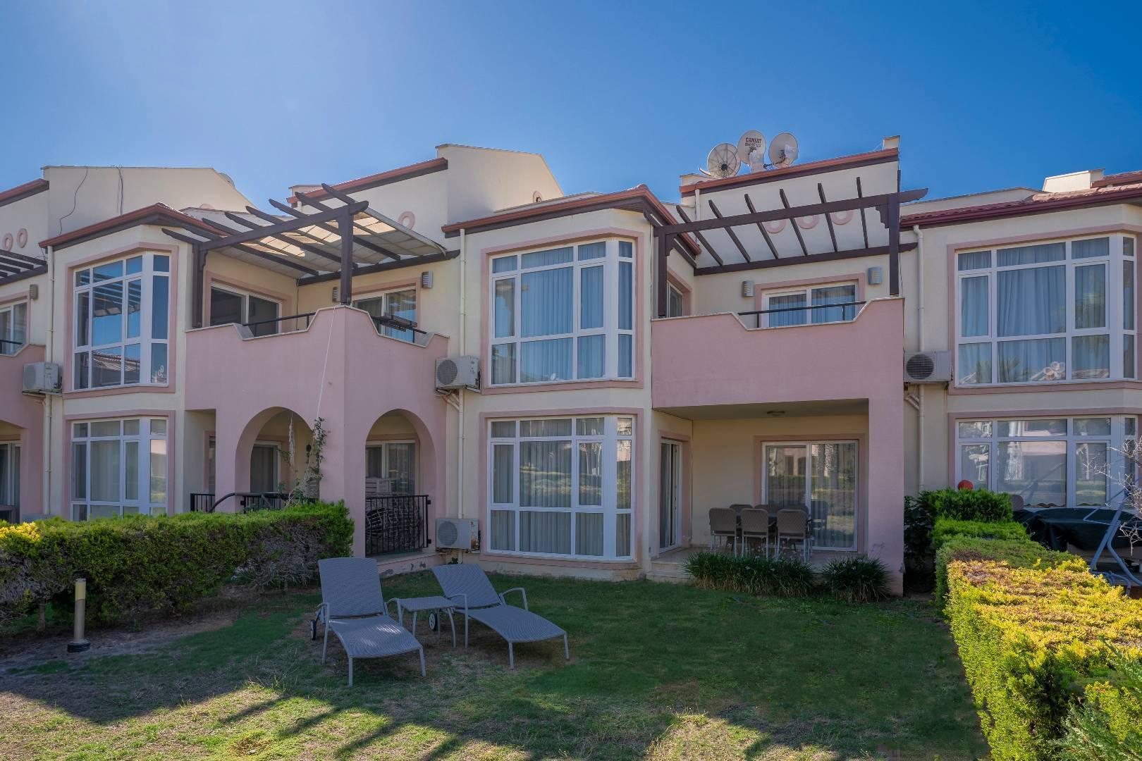 Didim Akbük'te Plajlı Tesis İçerisinde, Ortak Havuzlu, Bahçeli Daire-43121