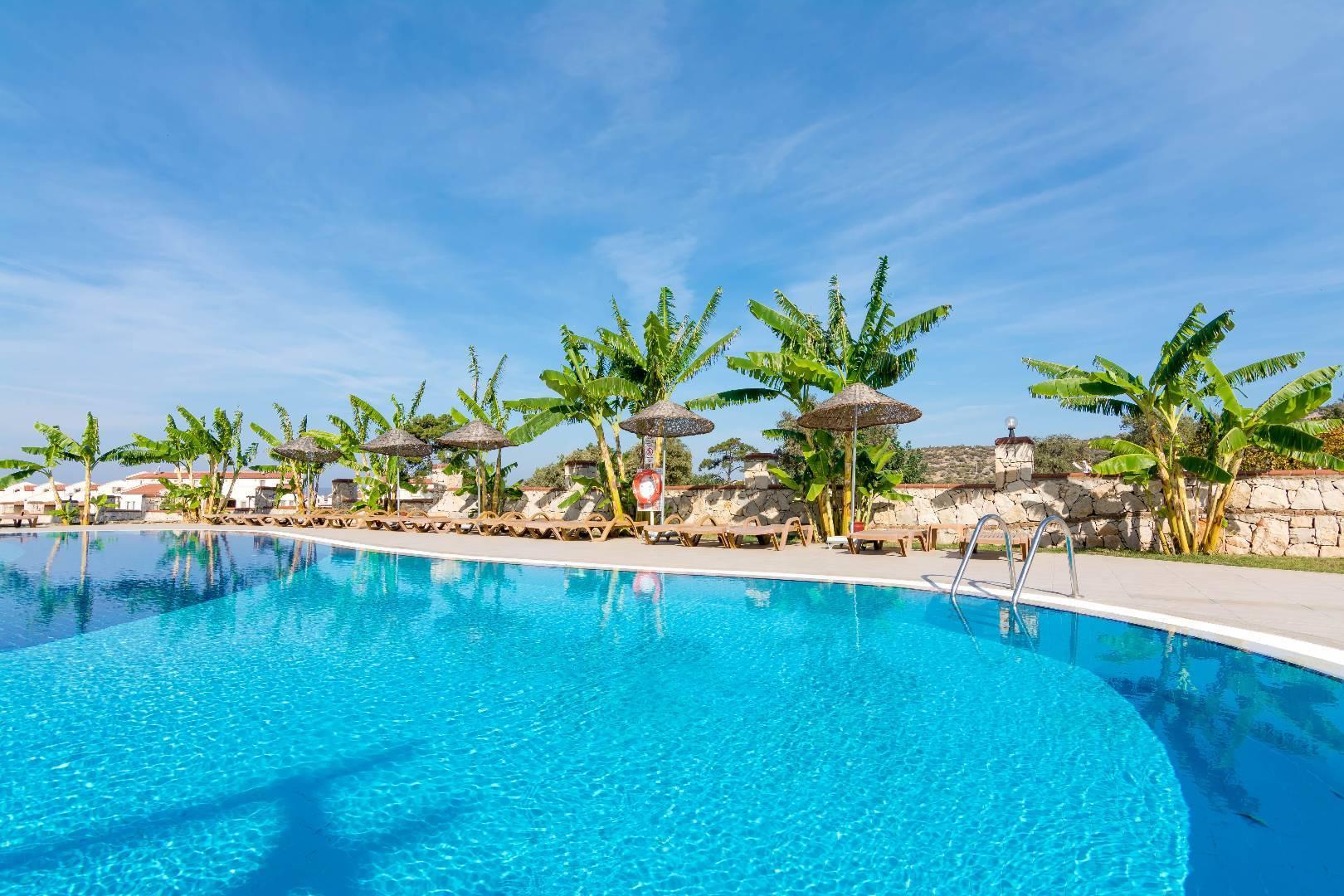 Didim Akbük'te Plajlı Tesis İçerisinde, Ortak Havuzlu, Bahçeli Daire-43176